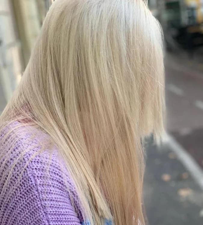 Capelli lunghi e lisci, biondo platino, visti di spalle